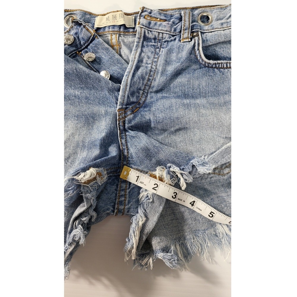 We The Free Denim Shorts Distressed Frayed Hem Metal Detail Light Wash M - Picture 5 of 7